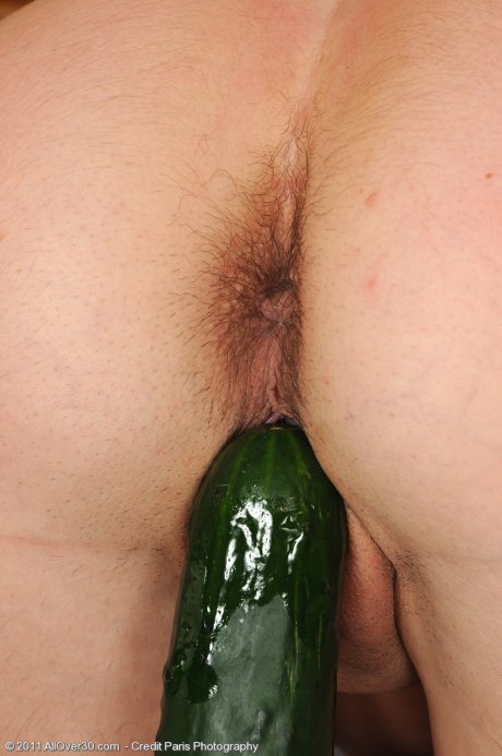 All Over 30 31 year old Samantha Rae slips a ripe cucumber into her shaver box at AllOver30 porn pics